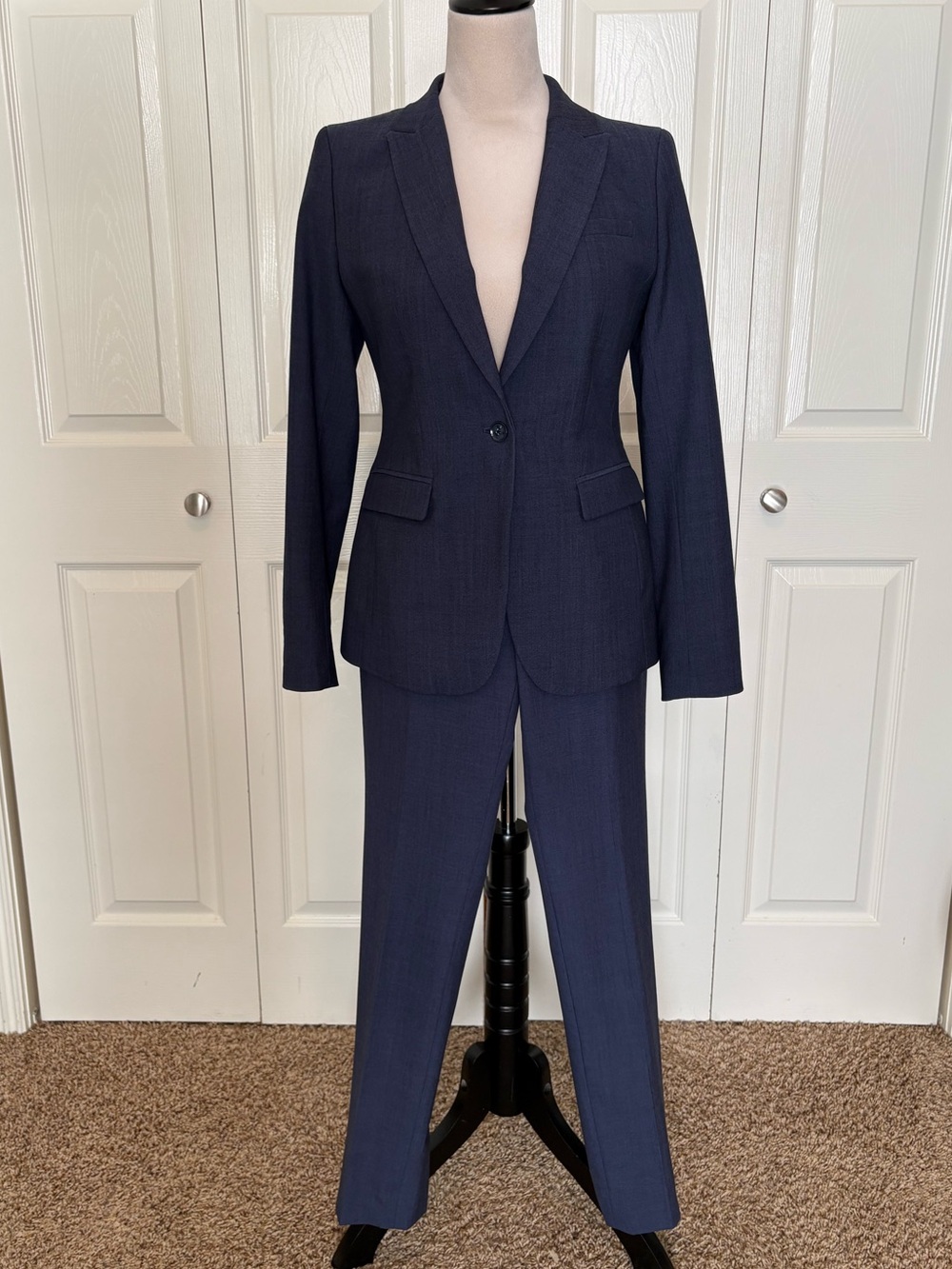 Banana Republic Navy Women's Two-Piece Blazer & Pants Suit. Size 2
